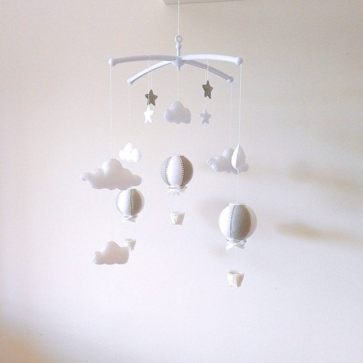 Signature Balloon Mobile – Dreamy Clouds & Gentle Sparkle