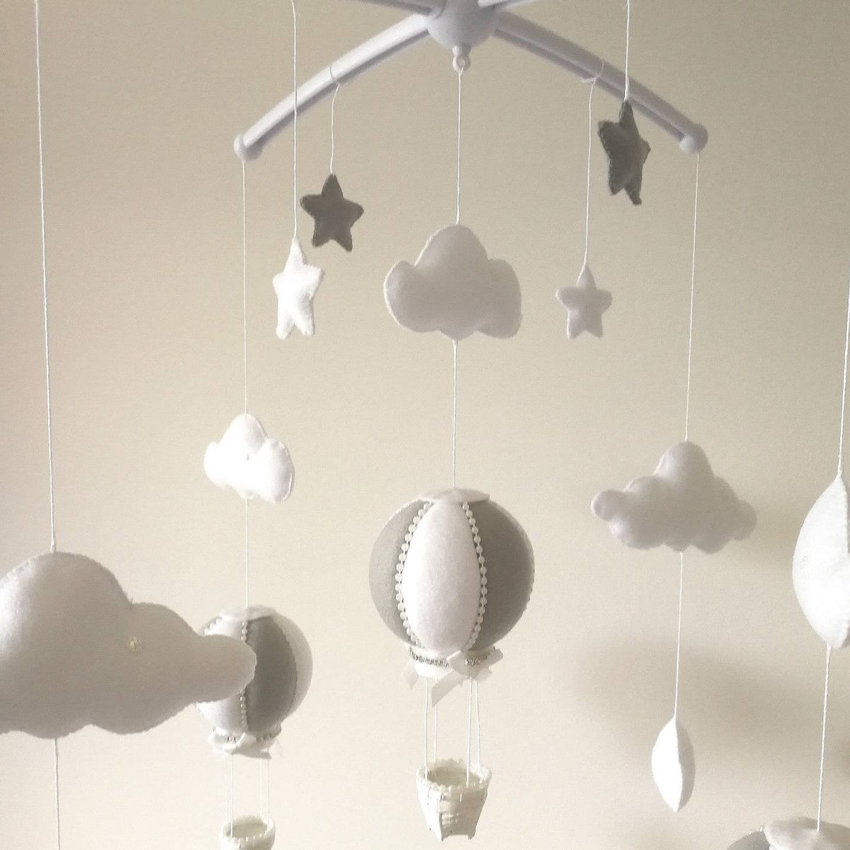 Signature Balloon Mobile – Dreamy Clouds & Gentle Sparkle