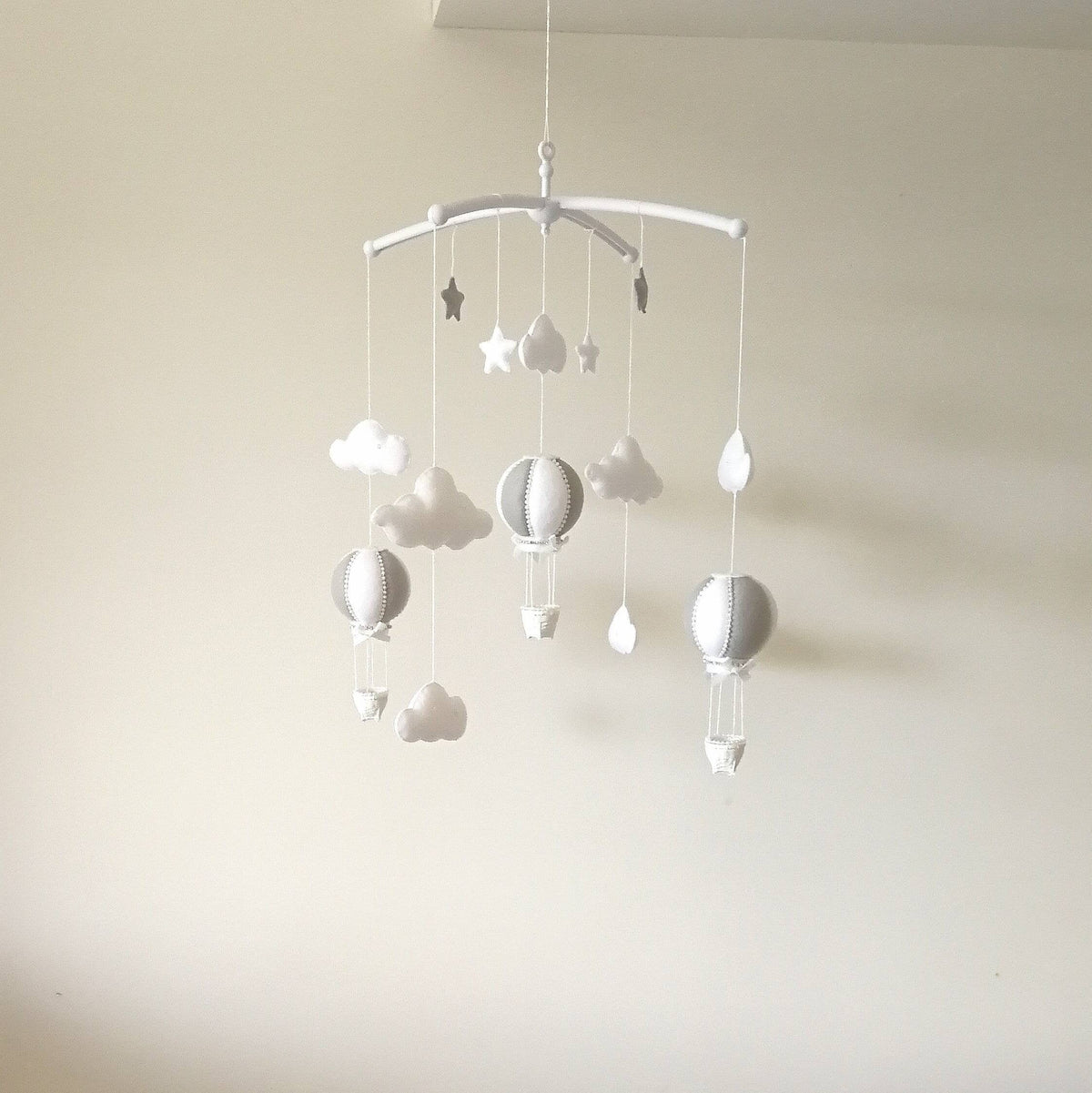 Signature Balloon Mobile – Dreamy Clouds & Gentle Sparkle